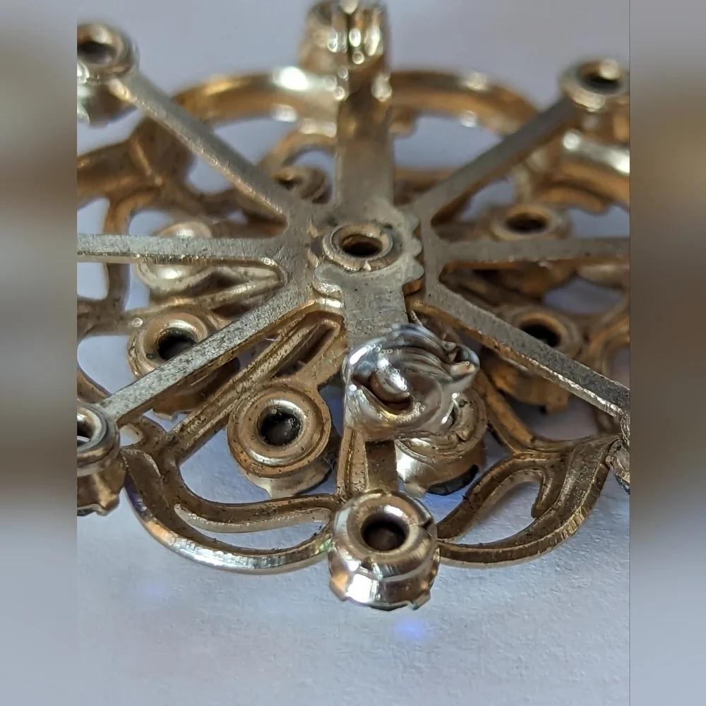 Vintage Aurora Borealis brooch AB 17 stones prong set gold tone gorgeous